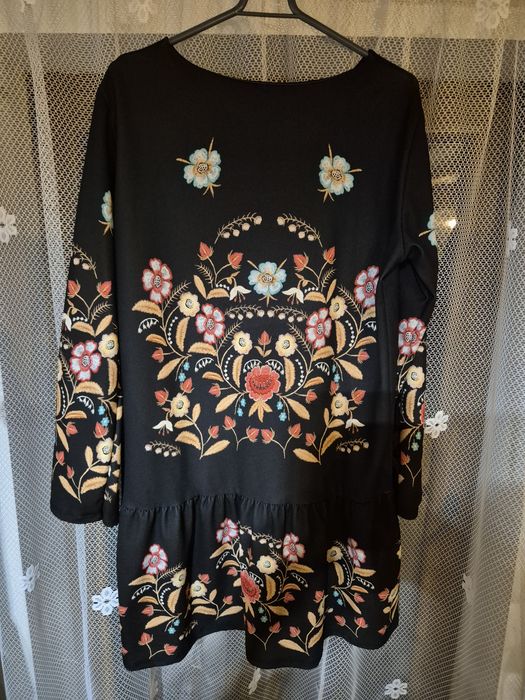 Sukienka w kwiaty r46