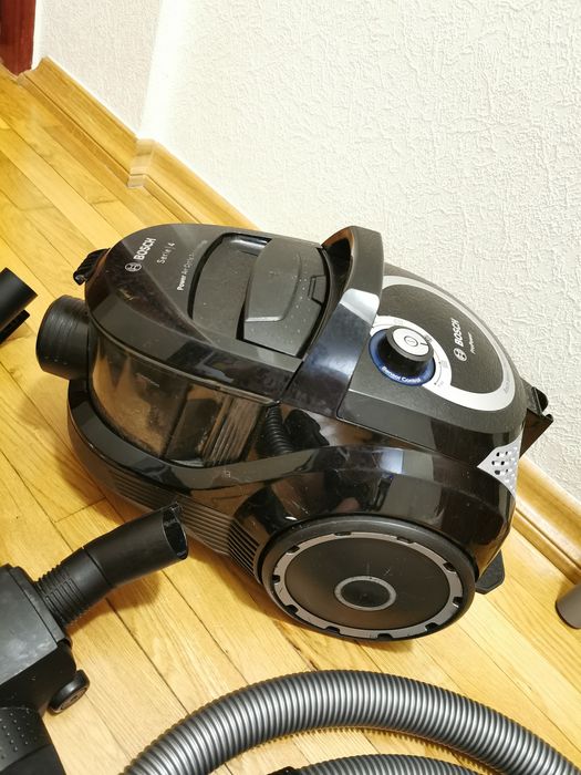 Пылесос Bosch б/у, с пластиковым контейнером для мусора