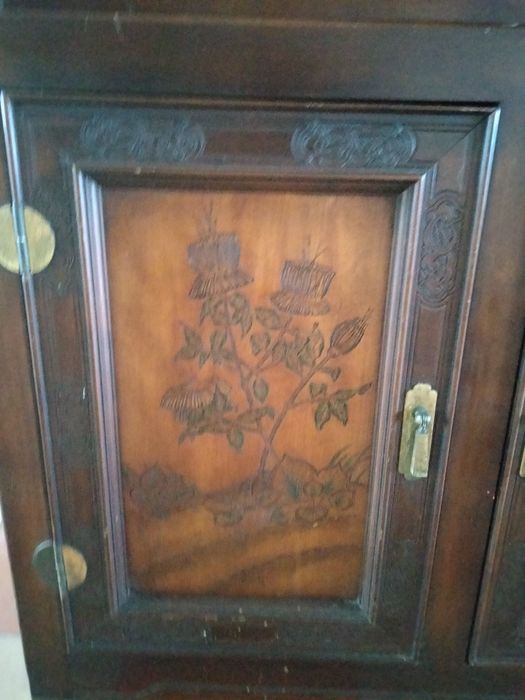 Cristaleira oriental marca Bernh deardt