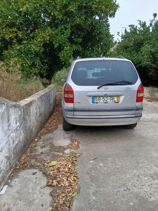 Carrinha Opel Zafira (Com Motor para Reparação)