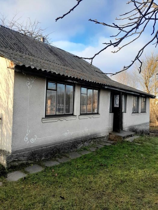 Продається будинок неподалік від міста Хмельницький.