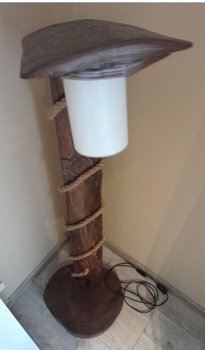 Drewniana lampa podłogowa