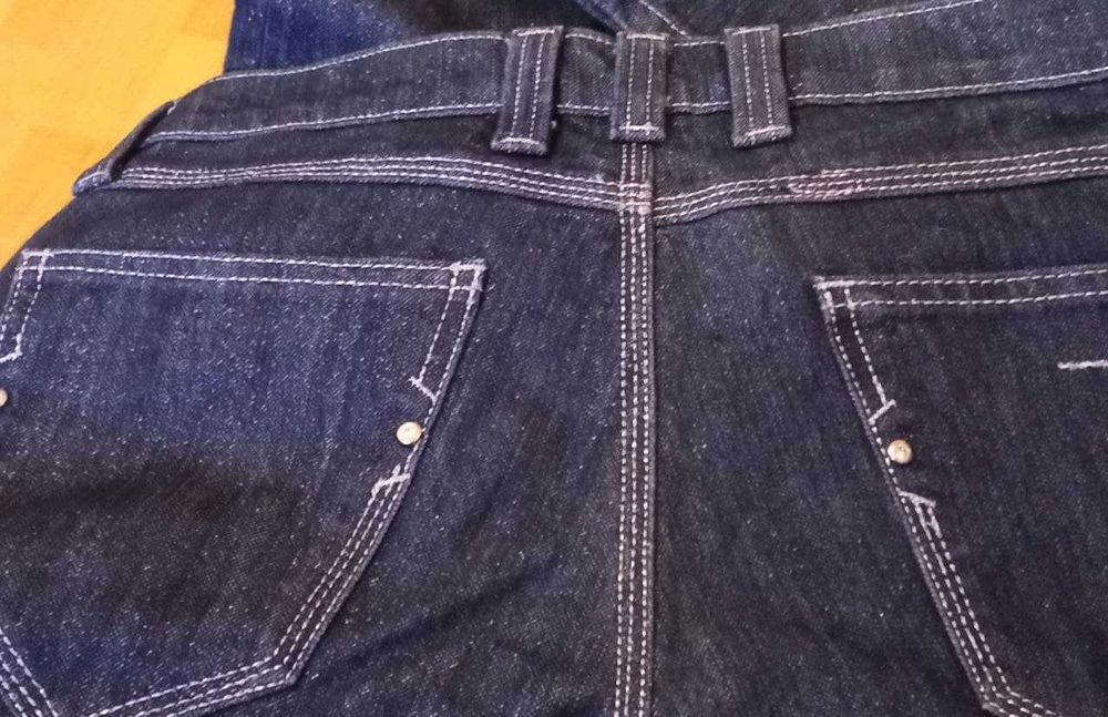 Новые стильные джинсы с люрексом. 40