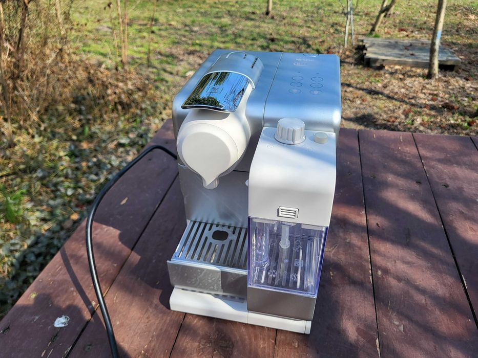 Ekspres DELONGHI Nespresso Lattissima Touch EN560.S Srebrny spieniacz