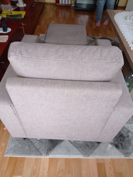 Fotel z podnóżkiem.