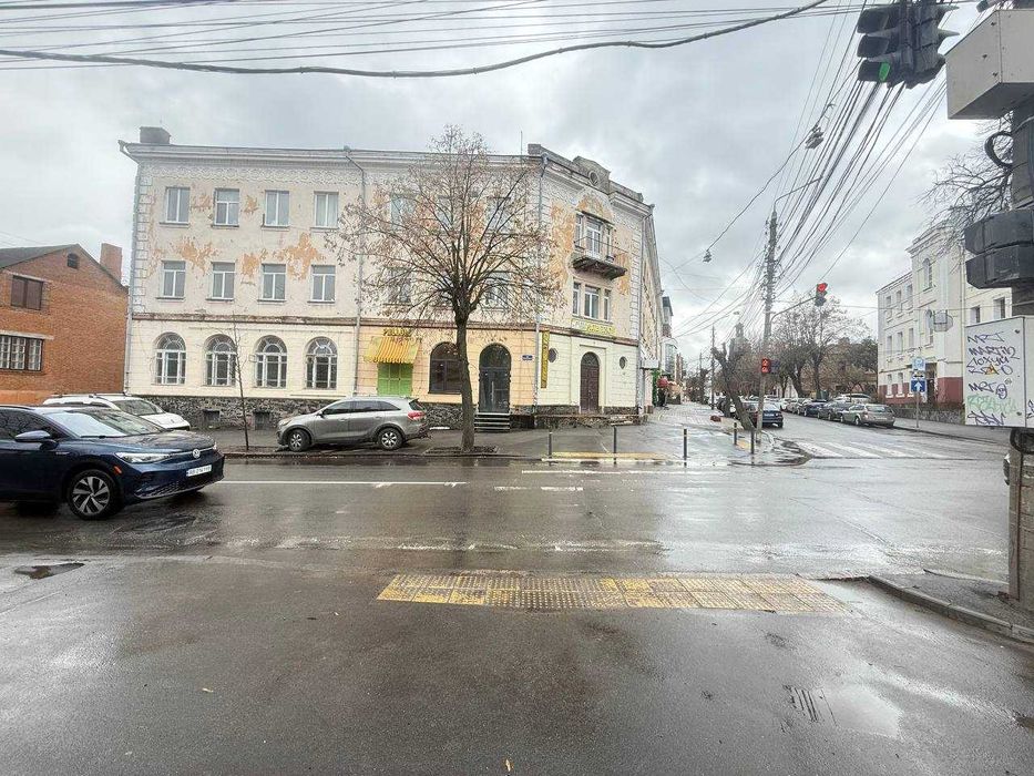 Здається комерційне приміщення в центрі міста з окремим входом, фасадне, добре переглядається з дороги, потужність 16 кВт. новий ремонт, є ще варіанти
