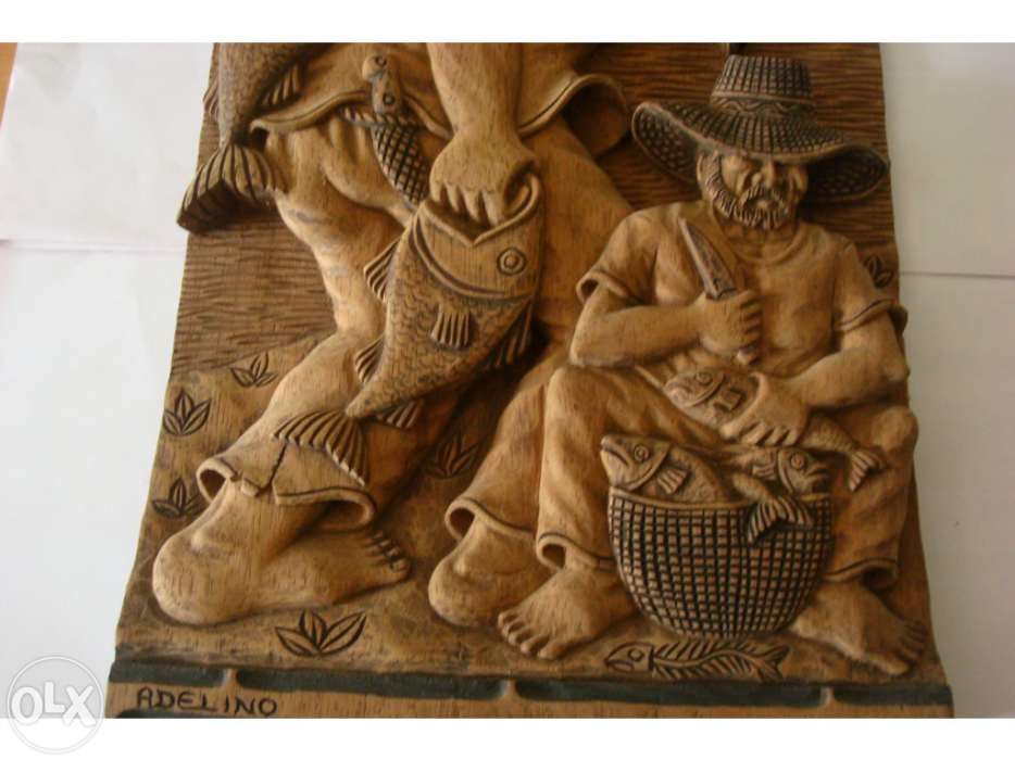 Escultura exclusiva de pescadores em madeira de cedro