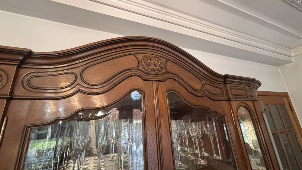 Mesa de jantar oval em madeira maciça + 6 cadeiras +  armário