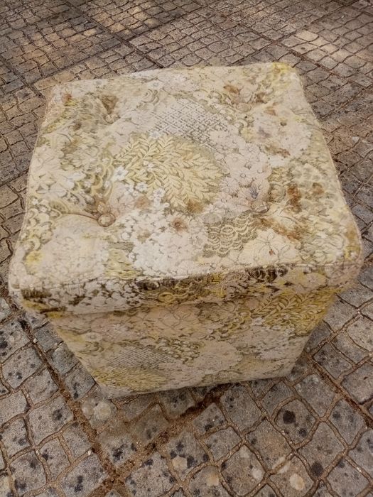 Banqueta forrada com tecido