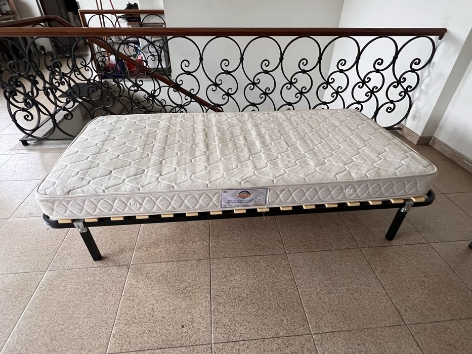 Cama de solteiro com colção