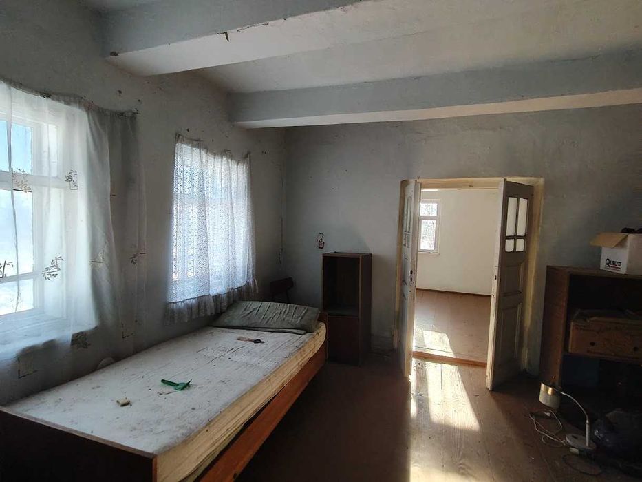 Цегляний будинок під ремонт або реконструкцію на великій ділянці