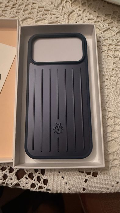 Capa RIMOWA Azul-Escura para iPhone 17 Pro Max – Nova