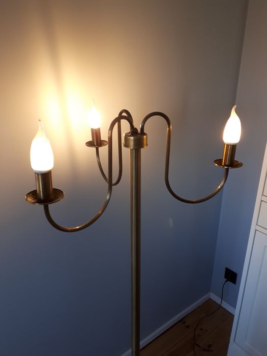 Złota lampa podłogowa