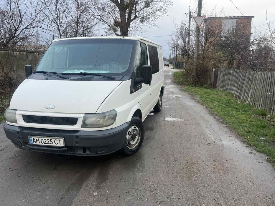 Ford Transit (спец. вантажний фургон) — $3750