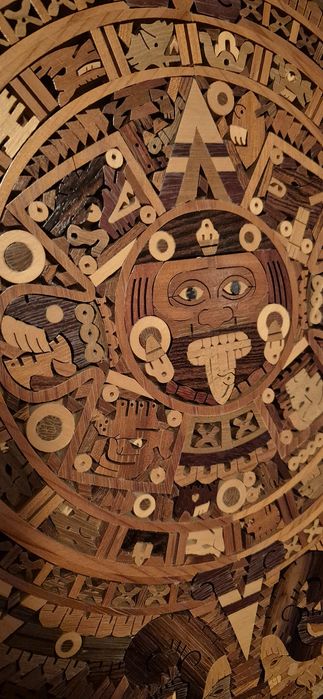 Calendário Azteca em madeira