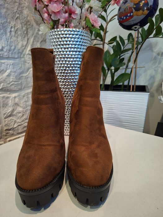 Brązowe zamszowe botki damskie na platformie