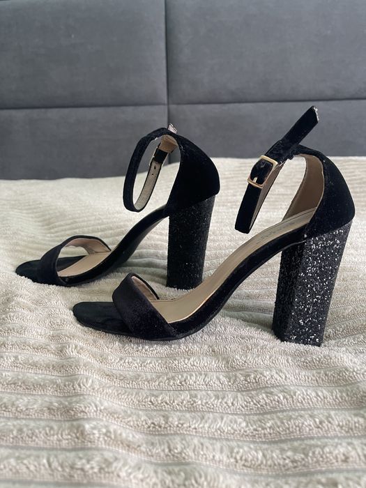 Босоніжки на каблуку