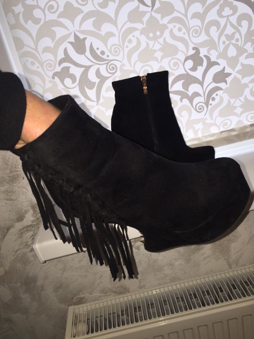 продам ботильоны без каблука на платформе с шипами