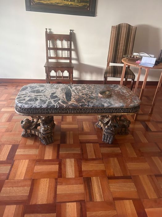 Mesa de centro em talha e mármore