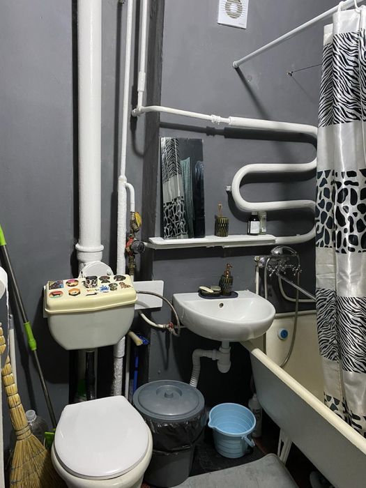 Київська 1 кімнатна біля кінотеатру Україна