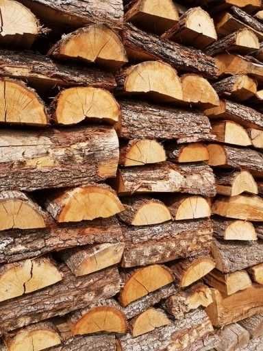 Sezonowe drewno kominkowe gotowy opał do pieca.