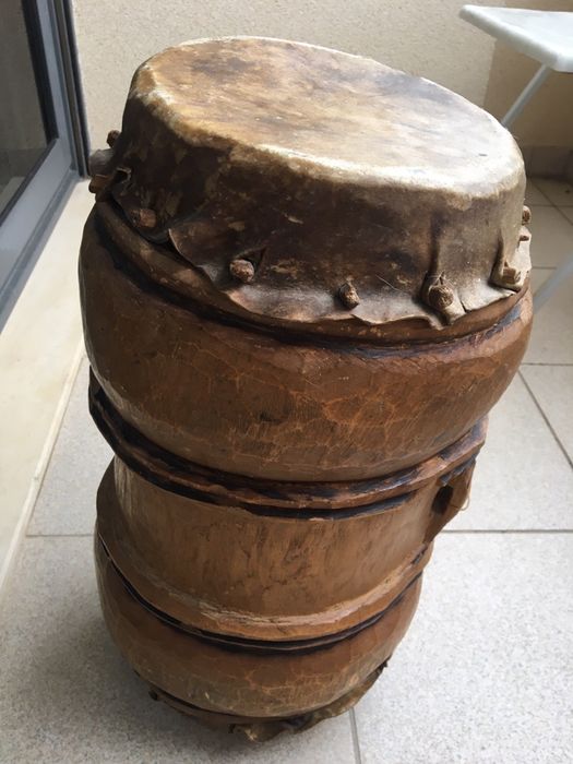 Tambor mocambicano feito de tronco de arvore