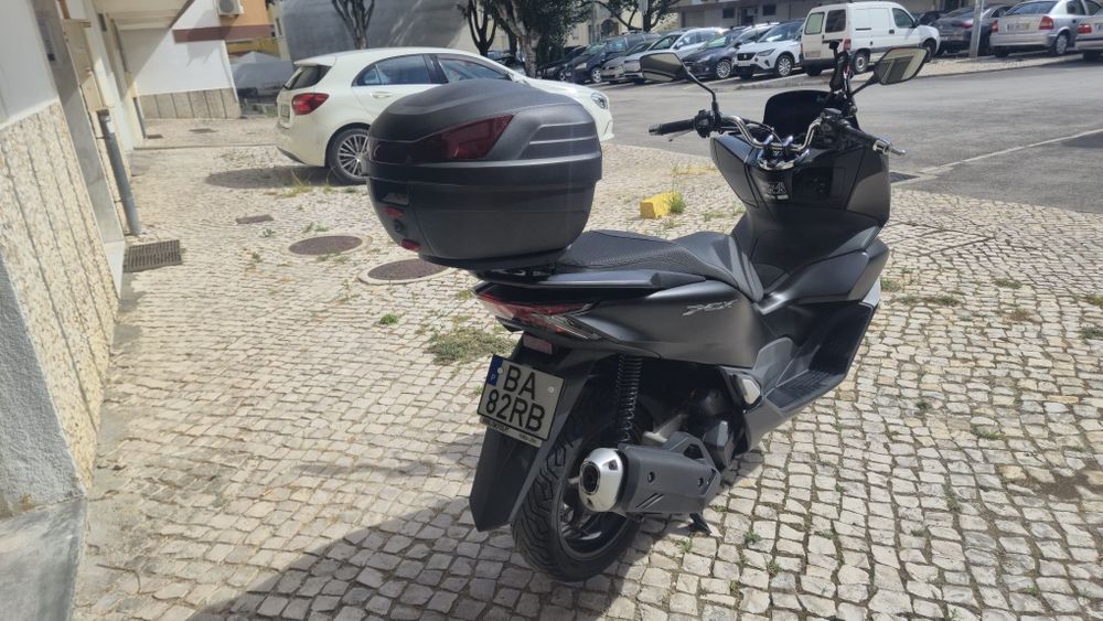 Pcx de 2023 com top case