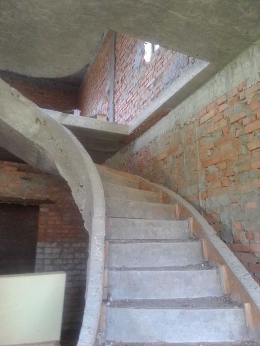 Продаж бyдинкy в 15 км від центрy  міста