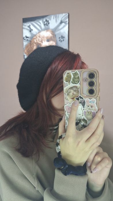 Берет чорного кольору