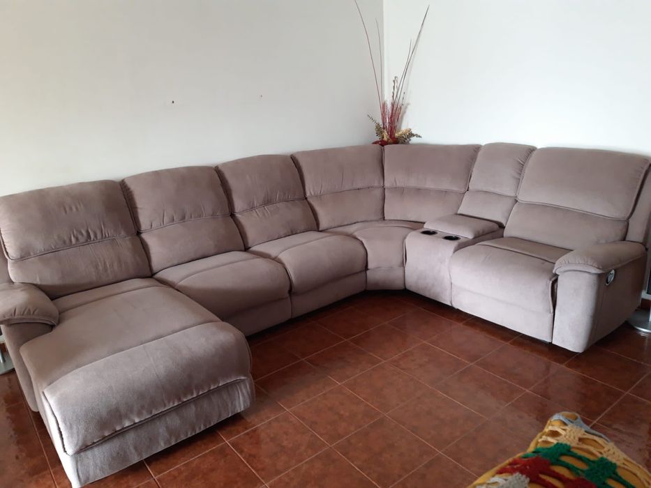 Sofá em U castanho acinzentado