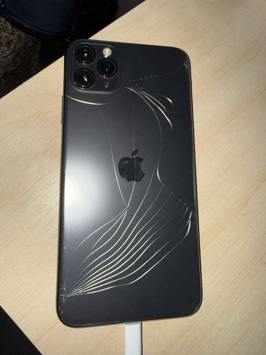 Айфон 11 про макс 64гб с коцнутым дисплеем на запчасти