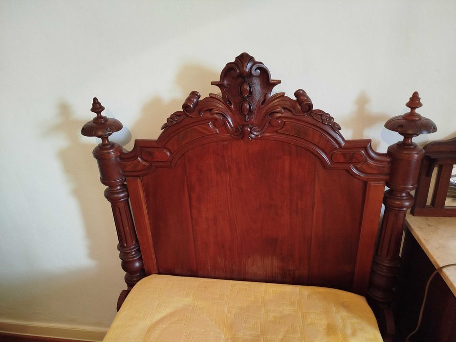 Cama de solteiro com colchão ortopedico e mesa de cabeceira secilo XIX