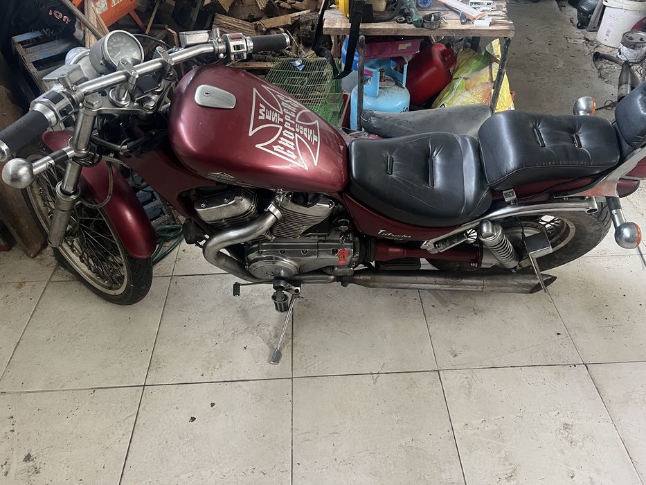 Suzuki intruder vs800