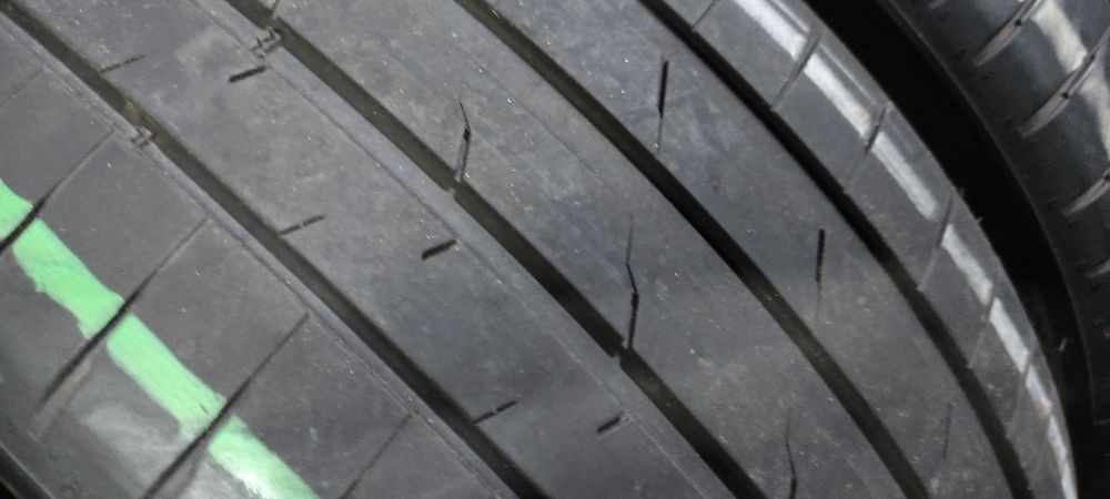 Pneus 235/35/20 semi novos