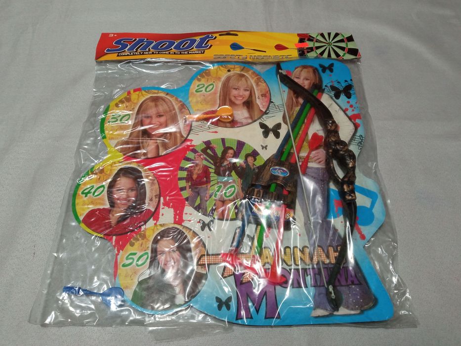 Tarcza z łukiem oraz rzutkami