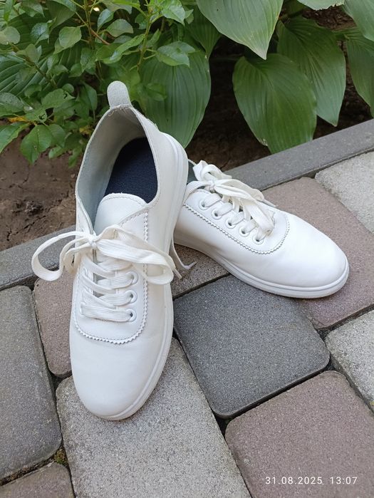 Білі кросівки, сліпони, мокасини 25см