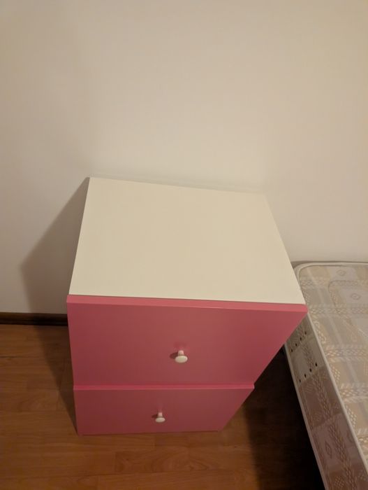 Cama e mesinha de cabeceira
