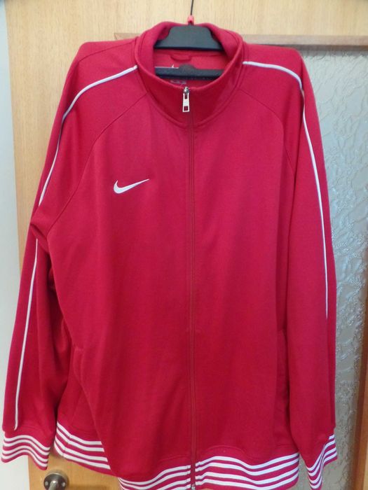 3 Casacos usados 2 da Nike 1 da Bershka XXL (BY)