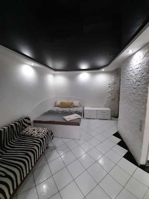 Квартира студія на Червоної калини 4 а  подобово та погодинно