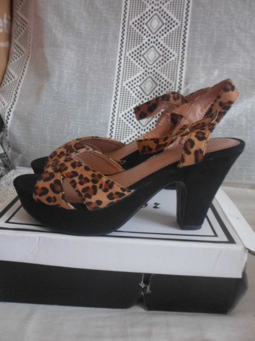 sandálias novas com etiqueta para senhora