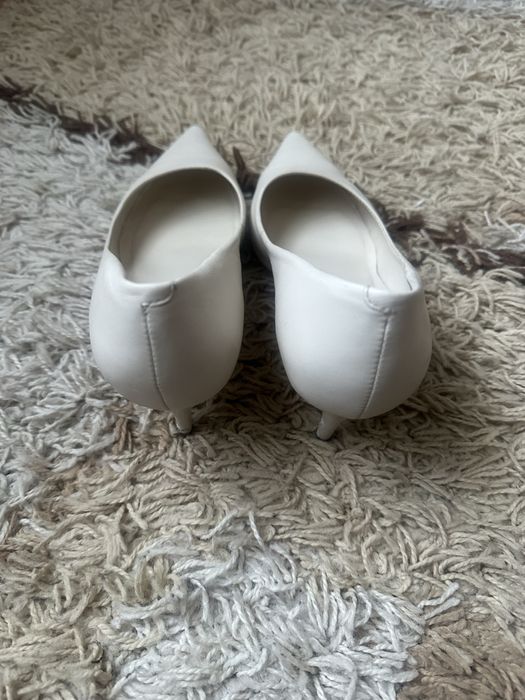 Туфлі Estro 38  Молочного Кольору