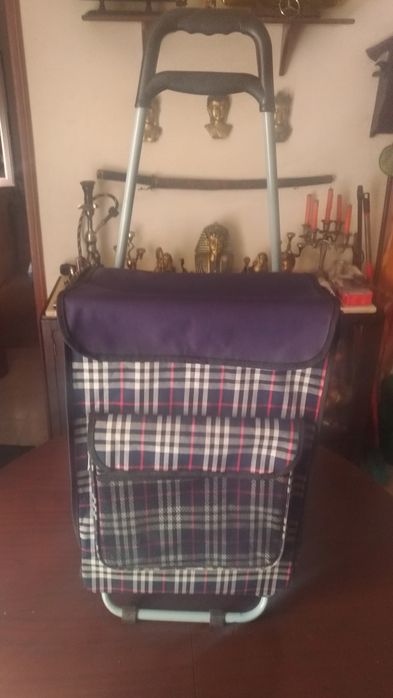 Mala de compras com rodas com padrão xadrez azul e vermelho
