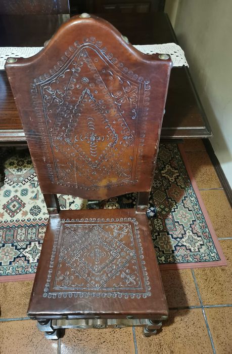 Mobília de sala, armário, mesa e 8 cadeiras