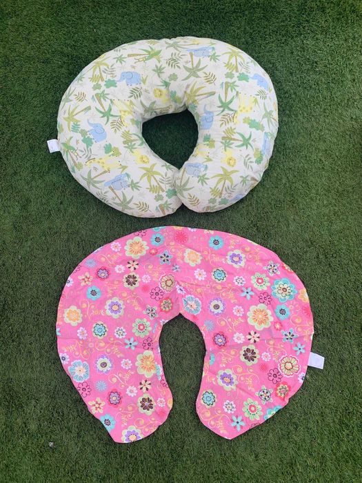 Almofada de amamentação da marca Boppy com duas fronhas lavavéis