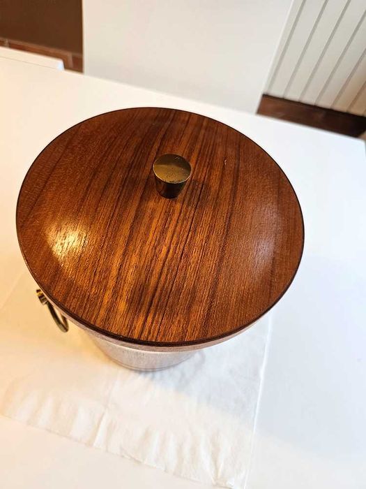 Balde de gelo antigo, com pormenores em latão