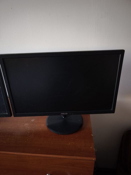 Selling 2 monitors461308039896115200