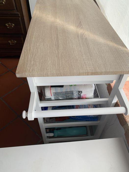 Carrinho de arrumaçao em madeira .