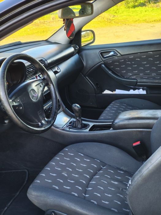 Mercedes-Benz C220 SportCoupé 2003 – Elegante e Confiável