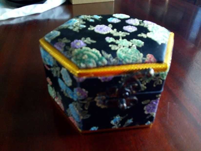 nowe pudełko na biżuterię wyłożone czerwonym aksamitem