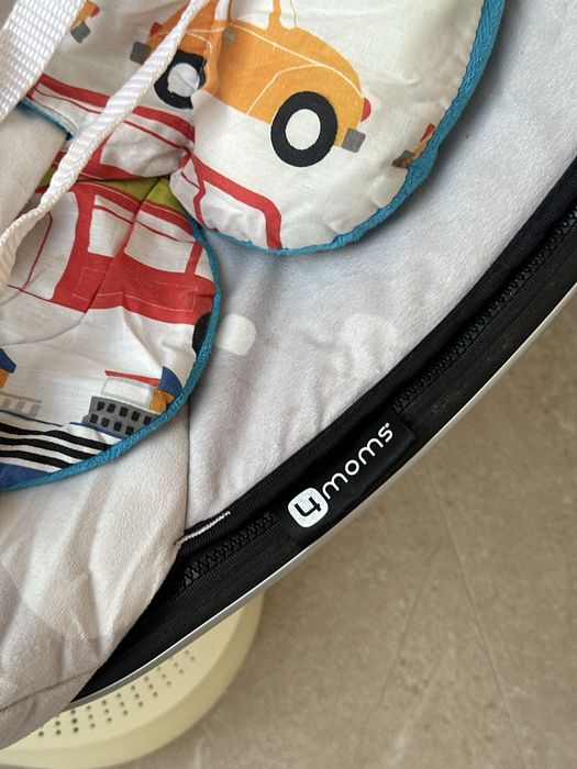 Заколисуючий центр 4moms 4.0